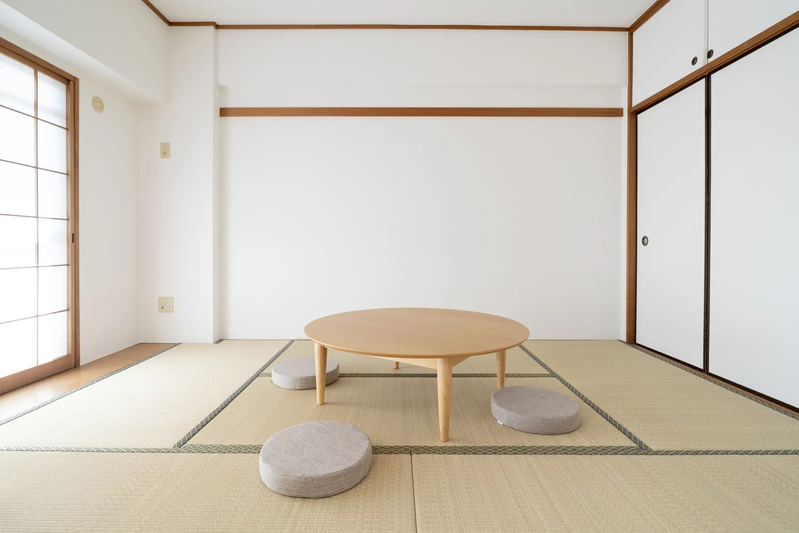 丸い座卓と座布団が置かれた畳の休憩室